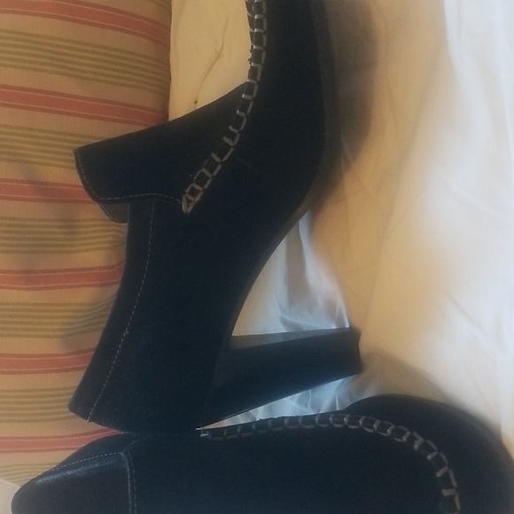 B Makowsky black suede pumps. Size 8 - Picture 4 of 6